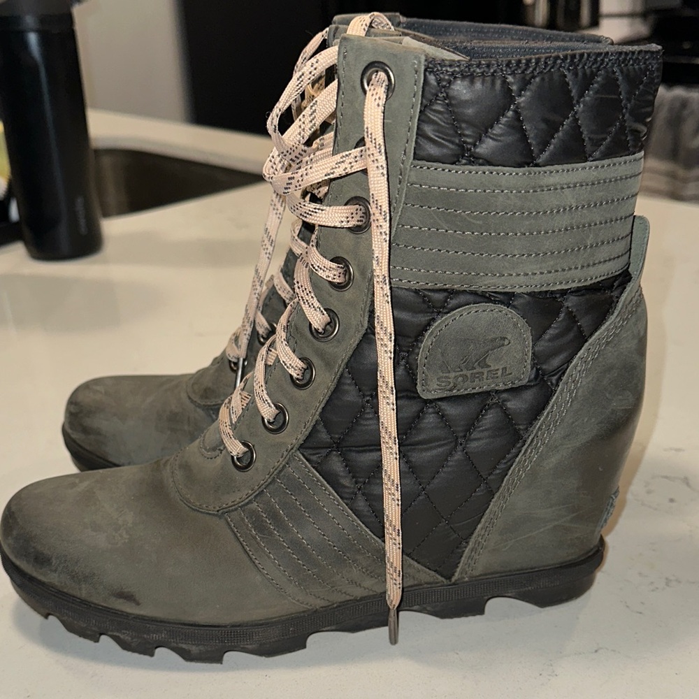 Sorel Women's Gray and Black Lace Up Boots